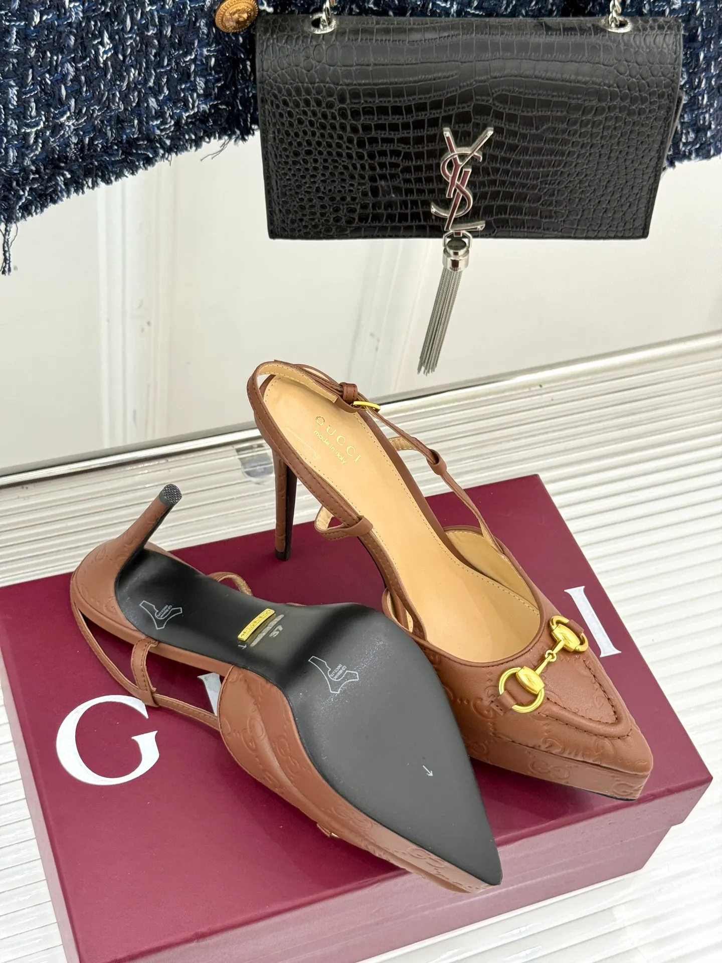 Factory direct sales p680🐘🐘Women's shoes Women's Gucci/Gucci classic horsebit pointed toe platform high-heeled sandals Perfectly integrate classic elements and fashion design. These sandals are decorated with the iconic horsebit. The metallic horsebit embellishes the upper, exuding a strong retro style and highlighting the brand heritage. The design of the waterproof platform and the high heel complement each other. The 9.5 cm high heel and the 2 cm waterproof platform can effectively reduce the pressure on the foot while elongating the leg line, making walking more stable. The adjustable ankle buckle design is not only easy to put on and take off, but can also be adjusted according to personal foot shape to ensure a comfortable fit. Whether paired with an elegant dress for formal occasions or paired with simple trousers to create a fashionable street style, these sandals can be easily worn, adding a touch of color to the overall look and showing the wearer's unique taste and fashion attitude. The fabric is made of original customized calfskin, the inner pads are all sheepskin, and the genuine leather outsole imported from Italy size: 35-39 (40/41/42 customized)